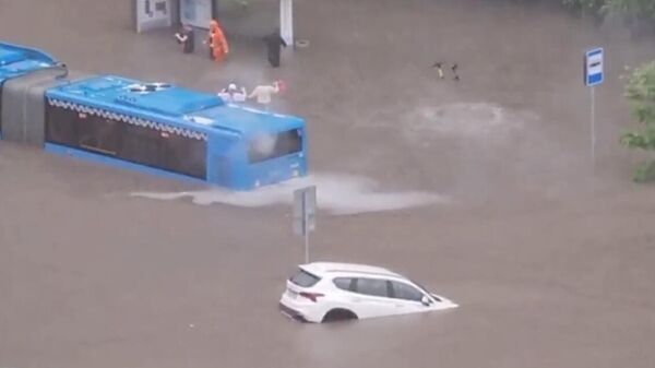 Автобус, застрявший из-за сильного дождя на Клязьминской улице в Москве