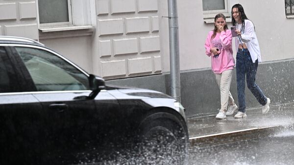Девушки во время дождя в Москве