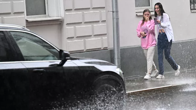 Девушки во время дождя в Москве
