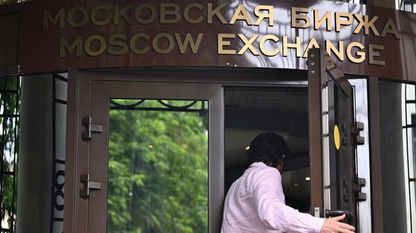 Мужчина заходит в здание Московской биржи