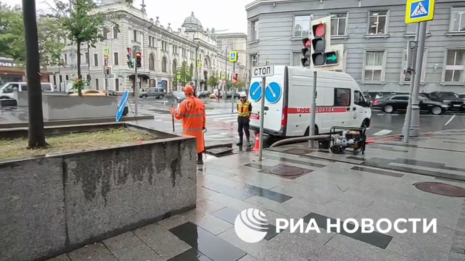 Специалисты Мосводостока ликвидируют последствия ливня в столице - РИА Новости, 1920, 13.06.2024