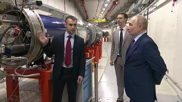 Путин осмотрел коллайдер NICA в Объединенном институте ядерных исследований