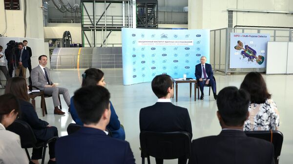 Президент РФ Владимир Путин на встрече с получателями мегагрантов и ведущими учеными в Объединенном институте ядерных исследований в Дубне