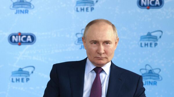 Президент РФ Владимир Путин на встрече с получателями мегагрантов и ведущими учеными в Объединенном институте ядерных исследований в Дубне. 13 июня 2024