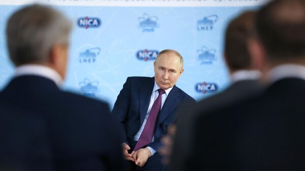 Президент РФ Владимир Путин на встрече с получателями мегагрантов и ведущими учеными в Объединенном институте ядерных исследований в Дубне