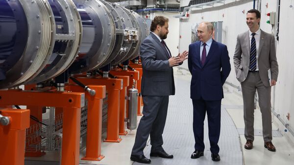Президент РФ Владимир Путин во время осмотра кольца коллайдера тяжёлых ионов комплекса NICA в Объединенном институте ядерных исследований в Дубне. 13 июня 2024