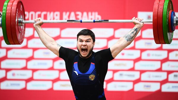 Зулфат Гараев в соревнованиях по тяжелой атлетике в весовой категории до 73 кг на Играх БРИКС в Казани