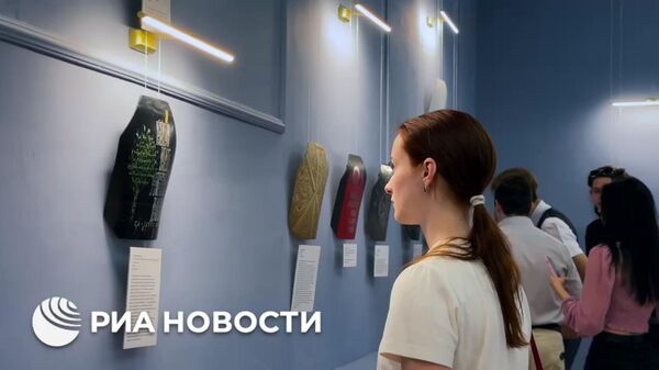 Картины, выполненные на плитах от бронежилетов, на выставке Русский стиль. Сталь в Донецке
