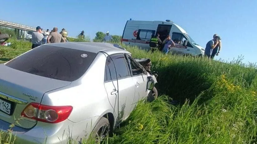 ДТП на 132 километре автодороги Кемерово - Новокузнецк в районе поселка Октябрьский Прокопьевского округа в Кузбассе - РИА Новости, 1920, 14.06.2024