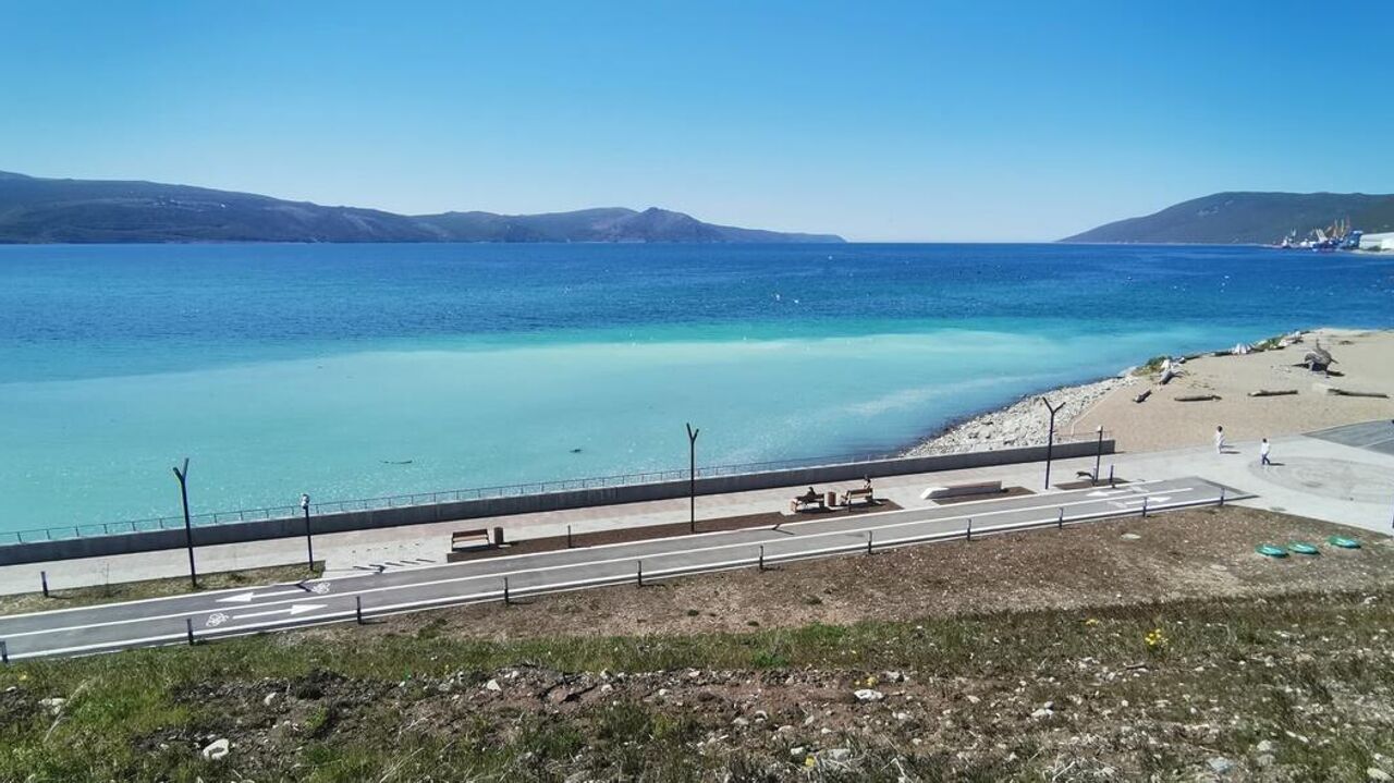 В Магадане вода в бухте Нагаева окрасилась в молочный цвет - РИА Новости,  14.06.2024