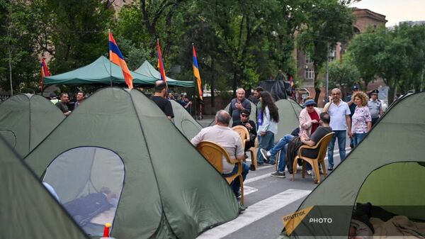 Палаточный лагерь участников акции за отставку премьер-министра Армении Никола Пашиняна