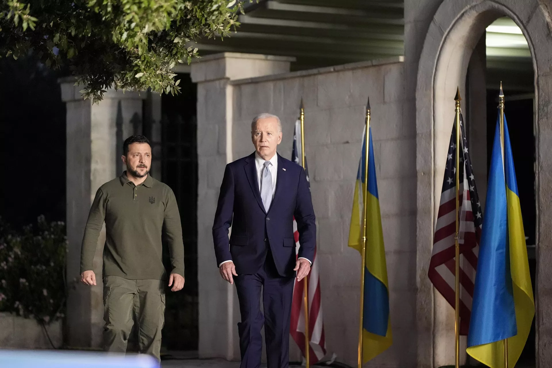 Президент США Джо Байден и президент Украины Владимир Зеленский после подписания соглашения о гарантиях безопасности в Италии Президент США Джо Байден и президент Украины Владимир Зеленский после подписания соглашения о гарантиях безопасности в Италии - РИА Новости, 1920, 24.10.2024