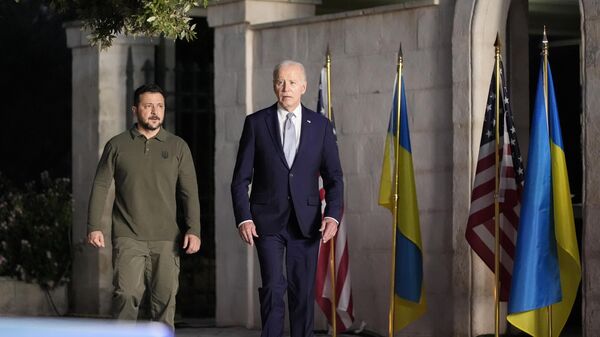 Президент США Джо Байден и  Владимир Зеленский после подписания соглашения о гарантиях безопасности в Италии