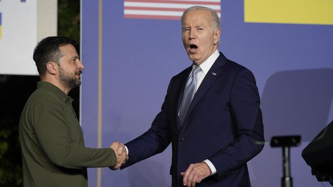 Президент США Джо Байден и президент Украины Владимир Зеленский после подписания соглашения о гарантиях безопасности в Италии