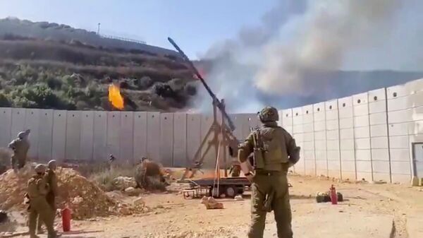 Израильский солдат применяет требушет на границе с Ливаном