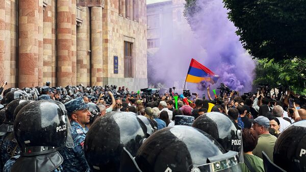 Участники акции протеста на площади Республики в центре Еревана