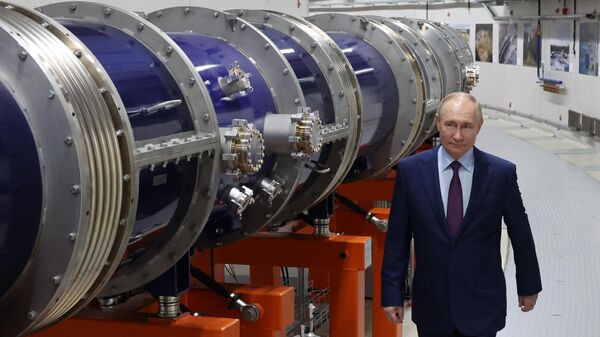 Владимир Путин осматривает коллайдер NICA