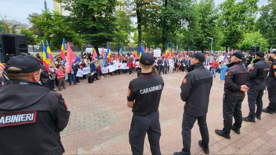 Митинга у здания парламента Молдавии в поддержку лишенных права участвовать в заседаниях депутатов от блока Победа - РИА Новости, 1920, 14.06.2024