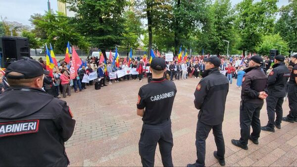 Митинга у здания парламента Молдавии в поддержку лишенных права участвовать в заседаниях депутатов от блока Победа