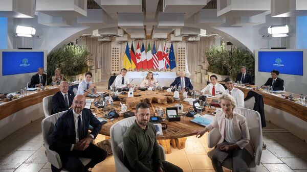 Лидеры G7, Урсула фон дер Ляйен, Шарль Мишель и Владимир Зеленский на саммите G7 в Италии