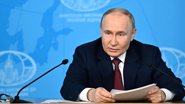 Над мирными инициативами Путина кое-кто задумался, заявили в Кремле