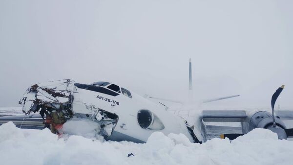 Место происшествия, где самолет Ан-26 совершил жесткую посадку в двух километрах от аэродрома Утренний на Ямале. 14 июня 2024