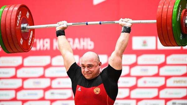 Артём Окулов выступает в финальных соревнованиях по тяжелой атлетике среди мужчин в весовой категории до 89 кг на Играх БРИКС в Казани