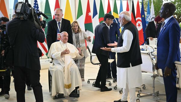 Папа Римский Франциск приветствует премьер-министра Индии Нарендру Моди во время саммита G7. 14 июня 2024