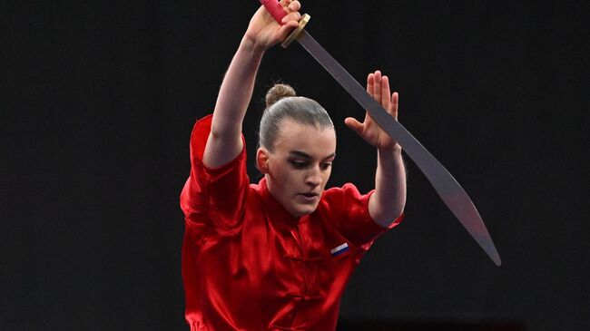 Сандра Константинова на соревнованиях по ушу среди женщин в категории таолу дао шу спортивных игр стран БРИКС в Казани