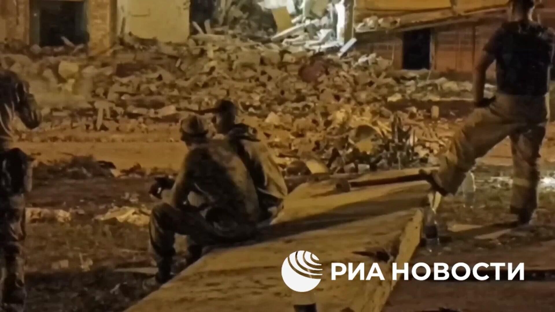 Спасатели продолжают разбор завалов разрушенного подъезда в Шебекино - РИА Новости, 1920, 15.06.2024