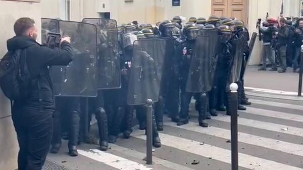 Беспорядки в Париже на акции против правой партии Национальное объединение 