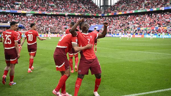 Игроки сборной Швейцарии празднуют очередной гол в ворота сборной Венгрии в матче Евро-2024