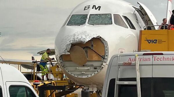 Пассажирский самолет Austrian Airlines, пострадавший от сильного града 