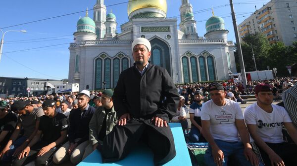 Верующие на празднике Курбан-байрам у Московской соборной мечети