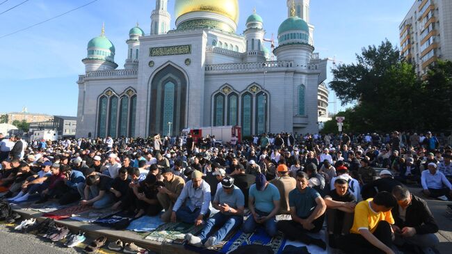 Верующие на празднике Курбан-байрам у Московской соборной мечети