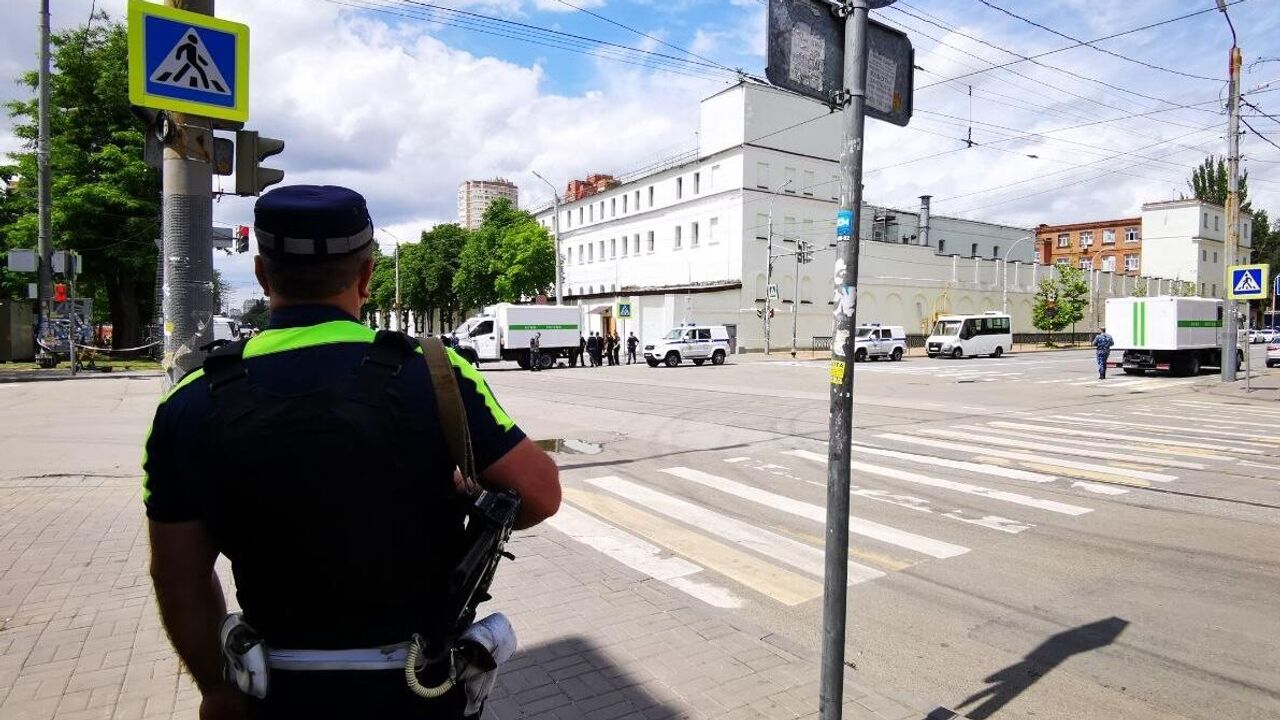 Сотрудники СК прибыли к ростовскому СИЗО, где был захват заложников - РИА  Новости, 16.06.2024