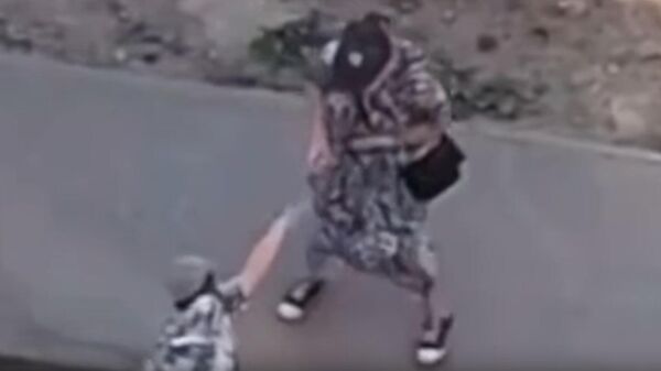 Кадр видео, на котором мальчика выгуливают на веревке в Перми