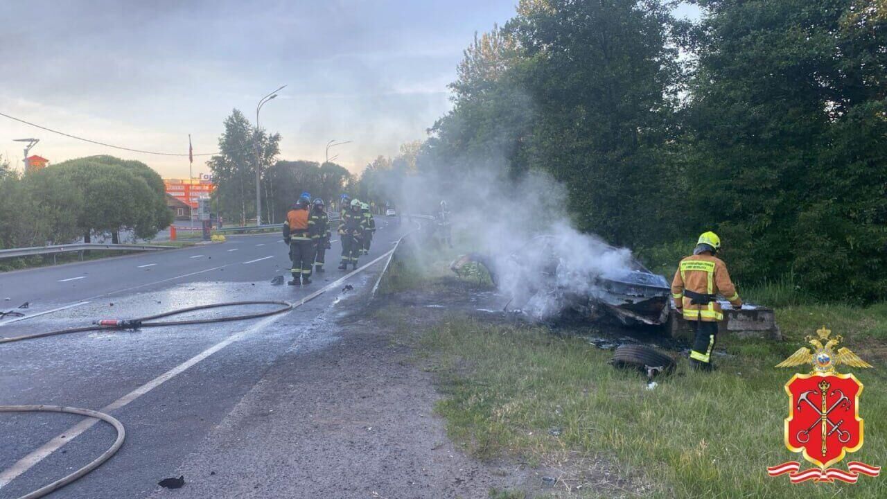 В Петербурге автомобиль вылетел с дороги и врезался в столб, есть погибшие  - РИА Новости, 16.06.2024