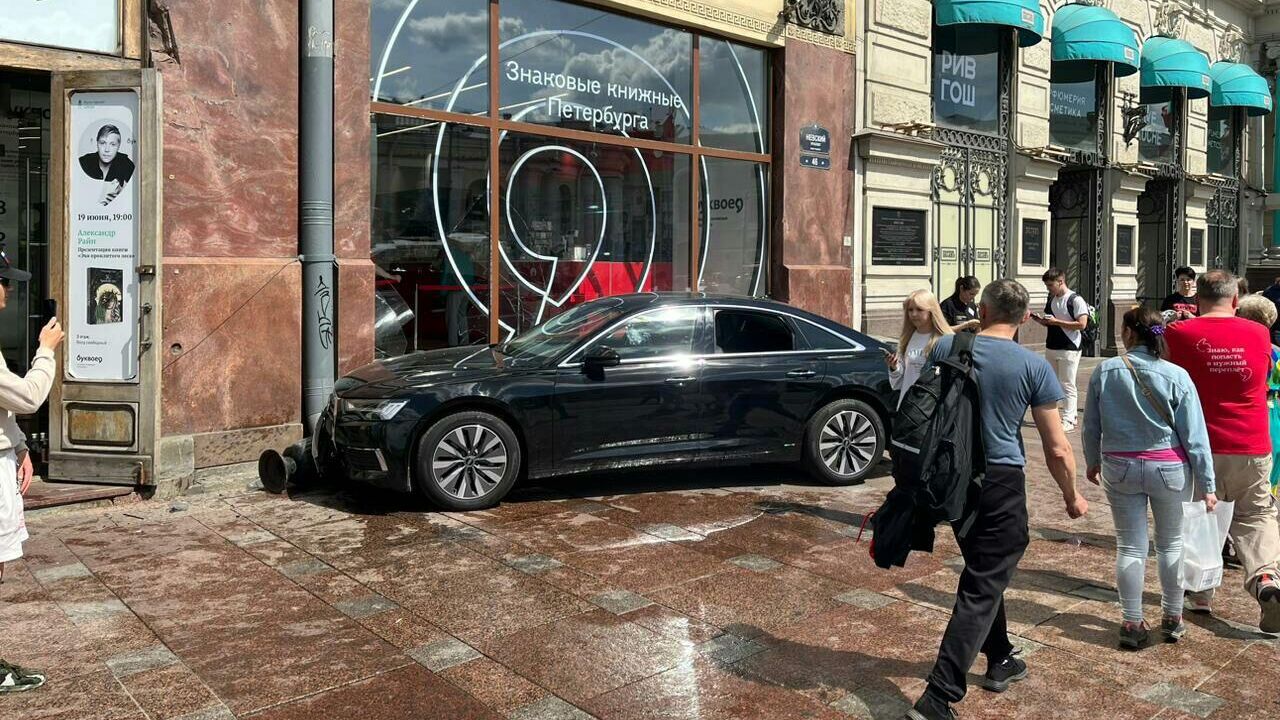 На месте ДТП в Санкт-Петербурге, где автомобиль Audi врезался в здание книжного магазина - РИА Новости, 1920, 16.06.2024