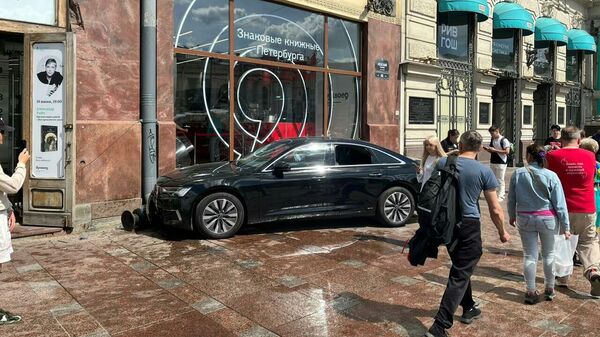 На месте ДТП в Санкт-Петербурге, где автомобиль Audi врезался в здание книжного магазина