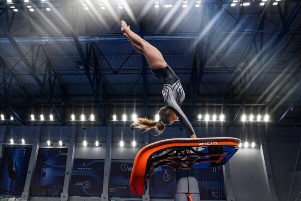 Катя Вуджичич (Республика Сербская) выполняет опорный прыжок в личном многоборье соревнований по спортивной гимнастике среди женщин игр стран БРИКС в Казани