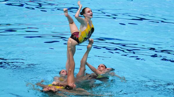 Команда России выступает в акробатической группе на Играх БРИКС по синхронному плаванию в Казани