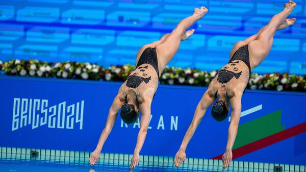 Светлана Колесниченко и Майя Дорошко выступают с технической программой на соревнованиях дуэтов по синхронному плаванию на Играх БРИКС