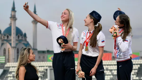 Призеры соревнований по прыжкам с шестом среди женщин на Играх БРИКС на церемонии награждения: Аксана Гатауллина ([Россия) - серебряная медаль, Полина Кнороз (Россия) - золотая медаль, Татьяна Калинина (Россия) - бронзовая медаль Призеры соревнований по прыжкам с шестом среди женщин на Играх БРИКС на церемонии награждения: Аксана Гатауллина ([Россия) - серебряная медаль, Полина Кнороз (Россия) - золотая медаль, Татьяна Калинина (Россия) - бронзовая медаль
