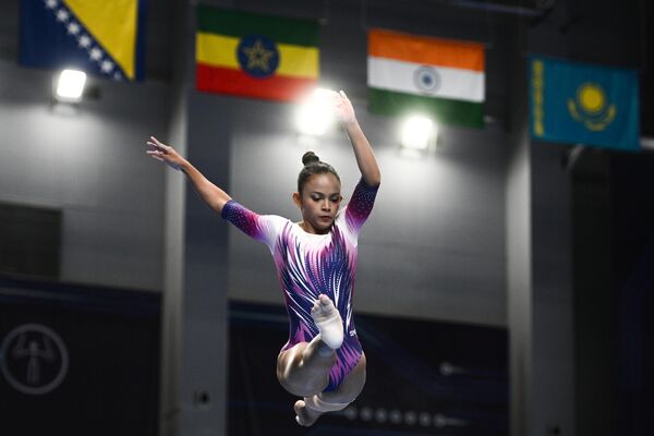 Сасивимон Муеангфуан (Тайланд) выполняет упражнения на бревне в финале соревнований по спортивной гимнастике среди женщин на играх стран БРИКС в Казани