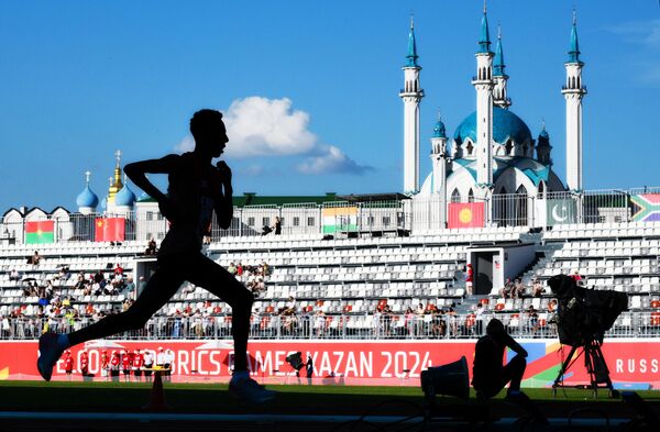 Дебесай Десале Теклемариам (Эритрея) в финальном забеге на 5000 м среди мужчин на Играх БРИКС в Казани