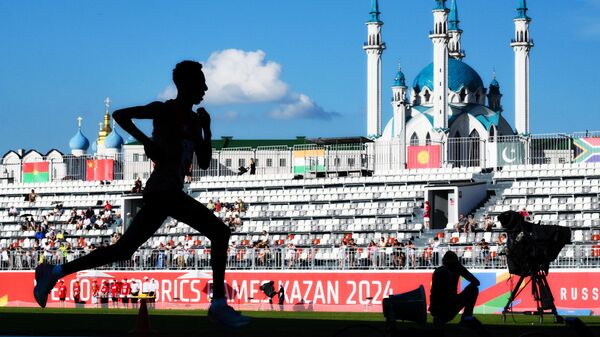 Дебесай Десале Теклемариам (Эритрея) в финальном забеге на 5000 м среди мужчин на Играх БРИКС в Казани