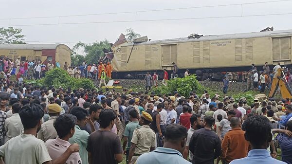 Место столкновения пассажирского и грузового поездов в индийском штате Западная Бенгалия