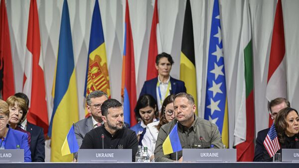 Владимир Зеленский и руководитель Офиса Президента Украины Андрей Ермак на конференции по Украине в Швейцарии
