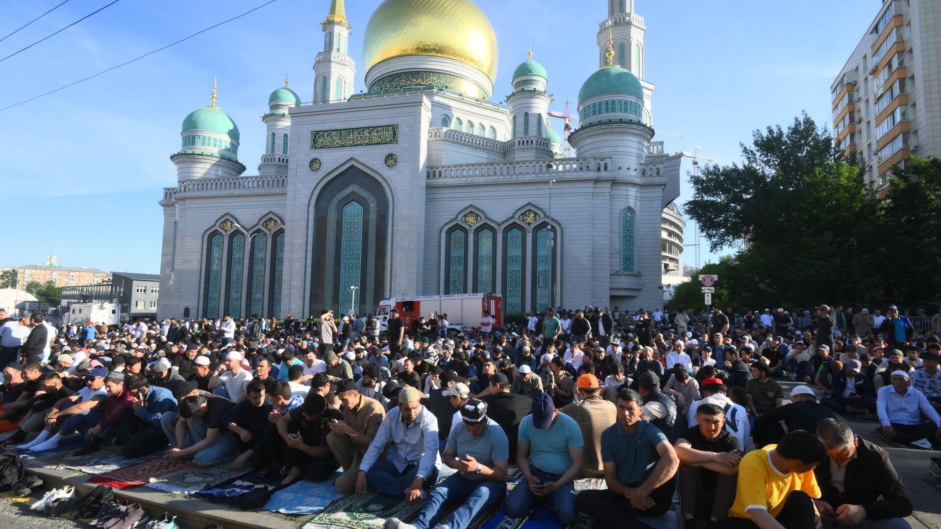 Верующие на празднике Курбан-байрам у Московской соборной мечети - РИА Новости, 1920, 22.05.2025